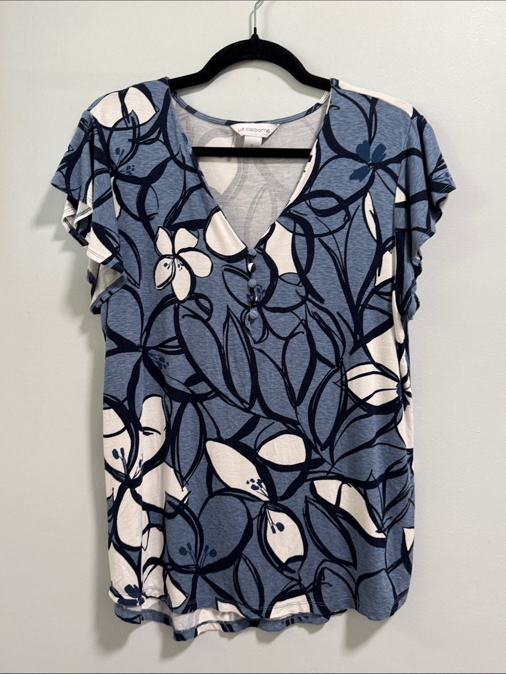 Liz Claiborne Blue and White Floral V-Neck Short Sleeve Top